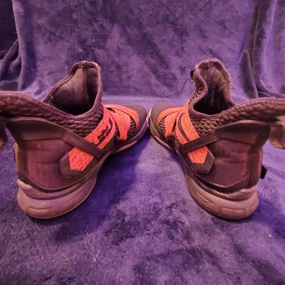 Nike LeBron Soldier 12 black base with red strap - Picture 3 of 10